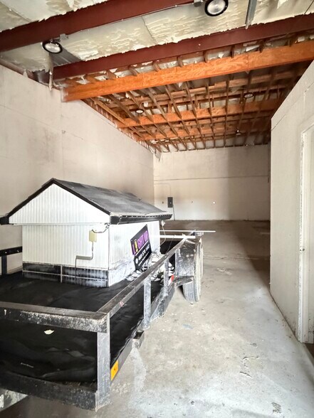 More Photos Of 1650 FM 66, Waxahachie Flex For Lease