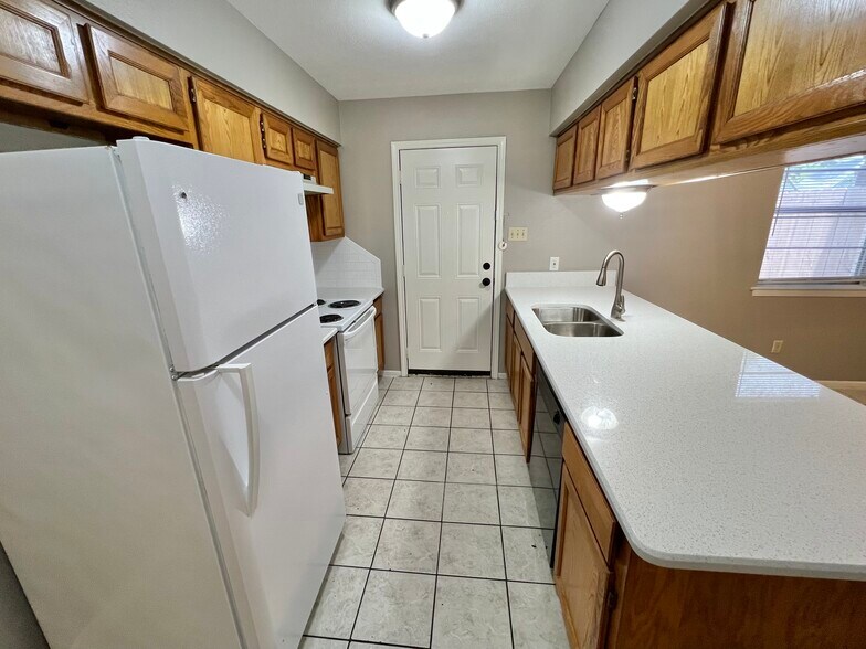 More Photos Of 1039 N Chenango St, Angleton Apartments For Sale