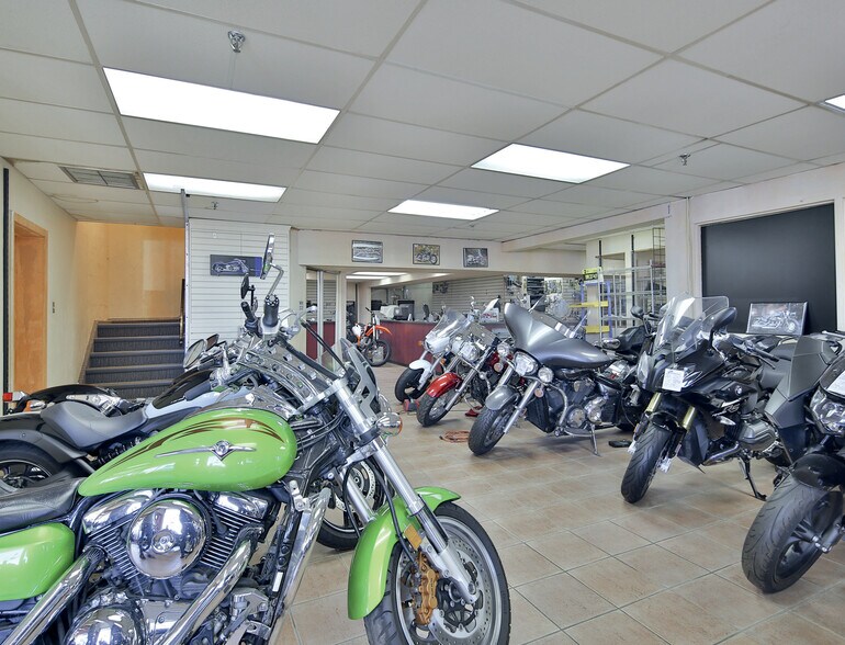 Primary Photo Of 700 Boul Des Laurentides, Laval Industrial For Lease