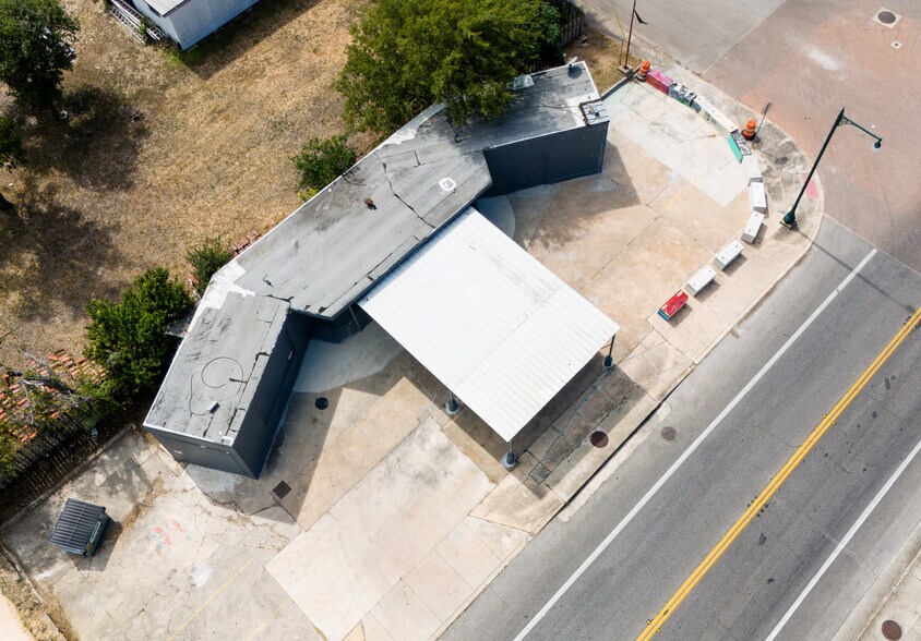 More Photos Of 1802 E Commerce St, San Antonio Auto Repair For Lease