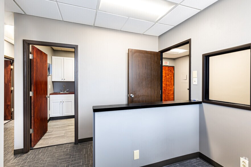 More Photos Of 4240 Blue Ridge Blvd, Kansas City Office For Lease