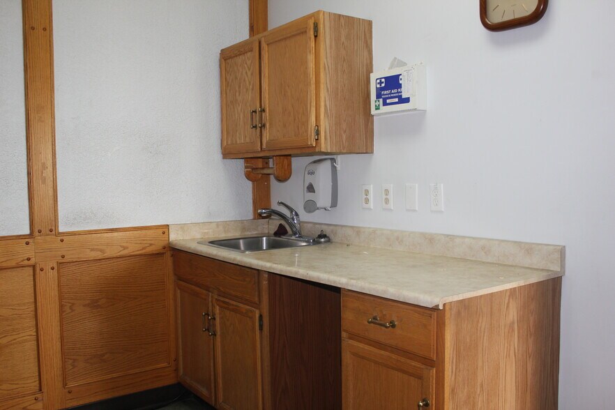 More Photos Of 1954 10 Av NW, Medicine Hat Warehouse For Sale