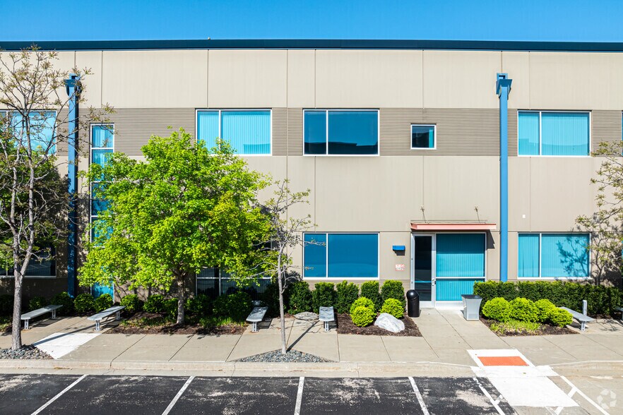 More Photos Of 17000 W 119th St, Lenexa Flex For Lease