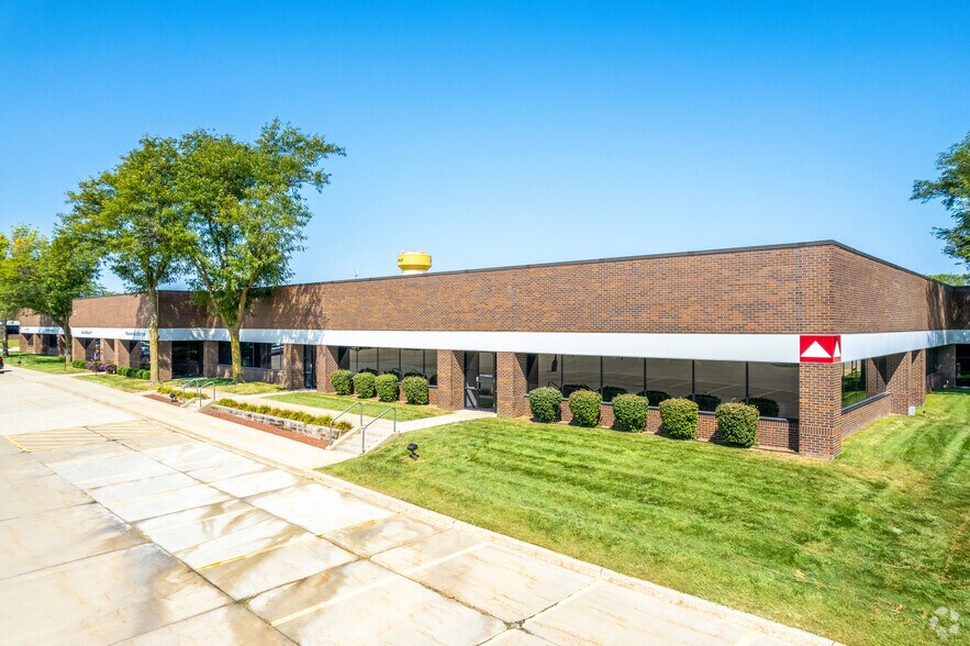 Primary Photo Of 11101-11199 Aurora Ave, Urbandale Flex For Lease