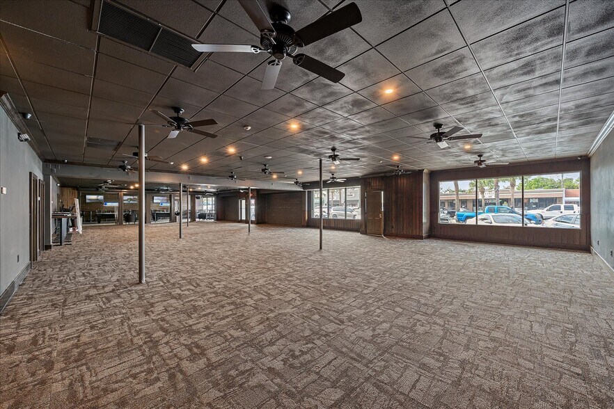 More Photos Of 6523 Gateway Ave, Sarasota Bar For Lease