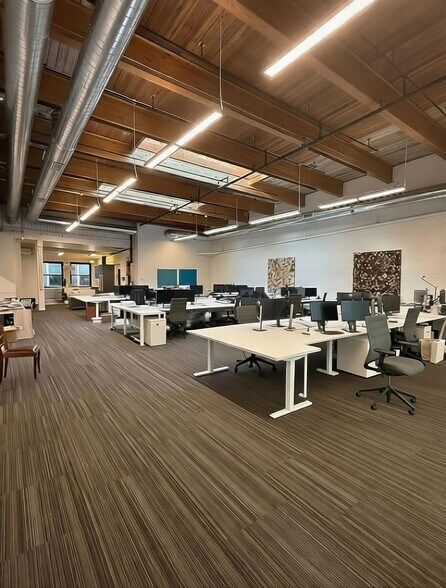 More Photos Of 11 W Illinois St, Chicago Loft Creative Space For Lease