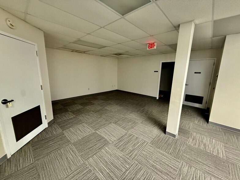 More Photos Of 326 E High St, Potosi Office For Sale