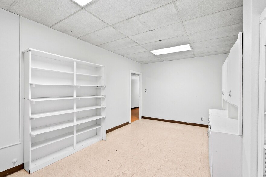 More Photos Of 1701 W Woodlawn Ave, San Antonio Religious Facility For Sale