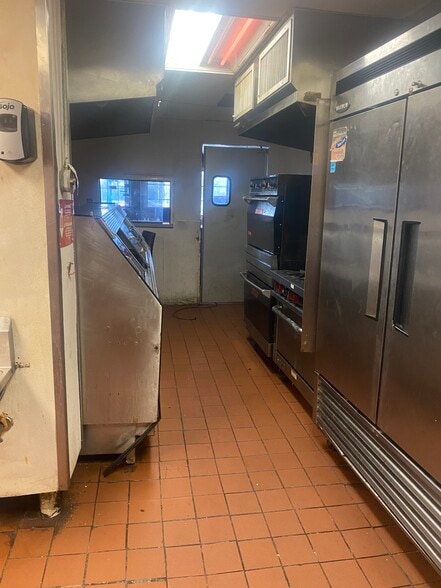 More Photos Of 122 S Hampton Rd, DeSoto Freestanding For Sale