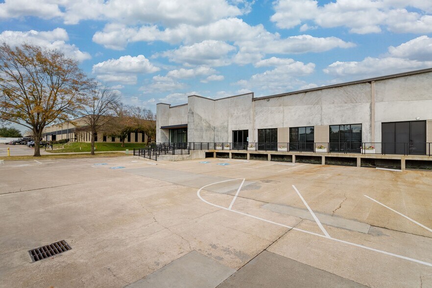 More Photos Of 600-650 W 6th St, Houston Warehouse For Lease