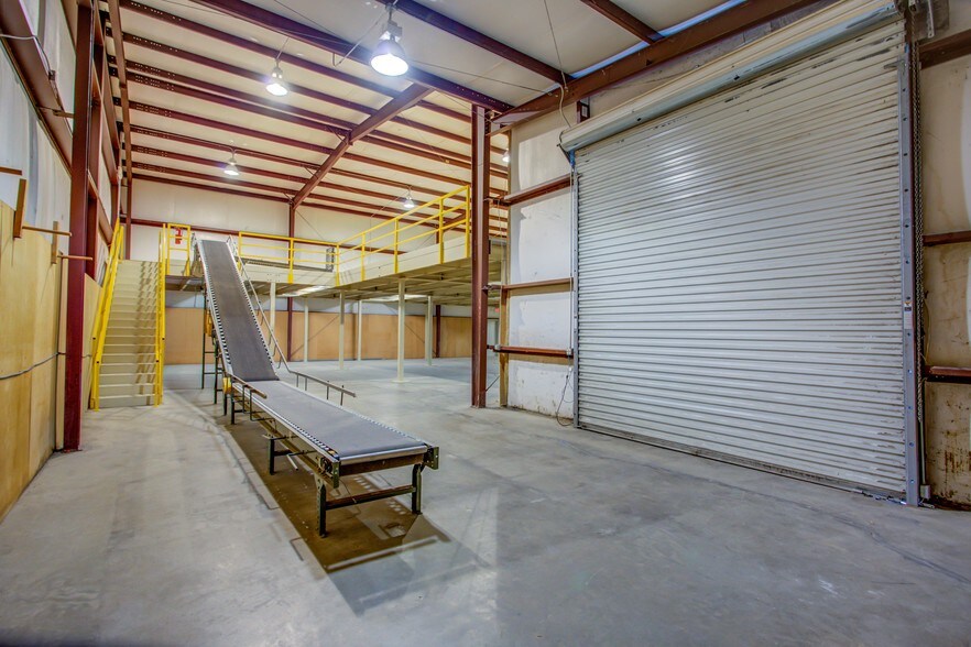 More Photos Of 108 Kelly Rd, Niceville Showroom For Lease