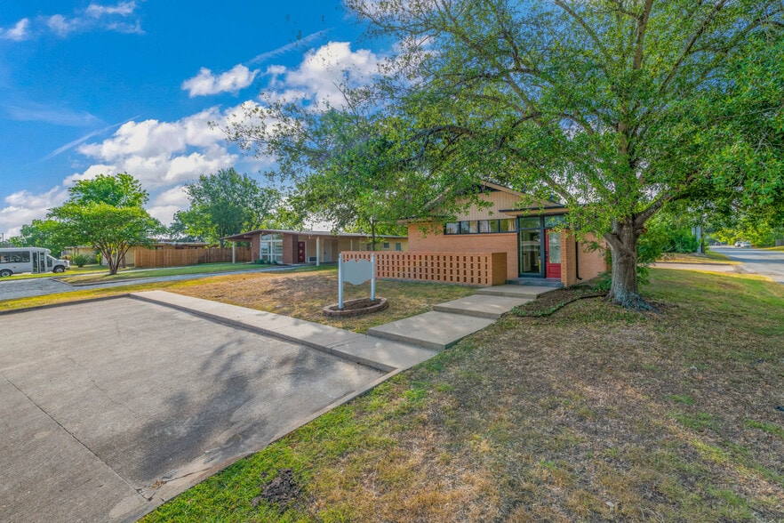 More Photos Of 601 Mary Lake Dr, Bryan Office Residential For Lease