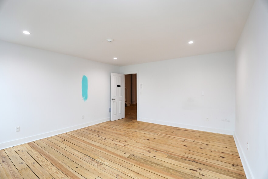 More Photos Of 328 Wall St, Kingston Storefront Retail Office For Lease
