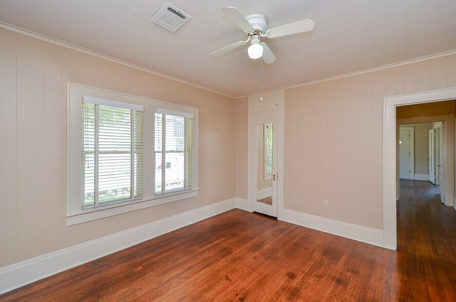More Photos Of 404 W Main St, Bellville Office Residential For Sale