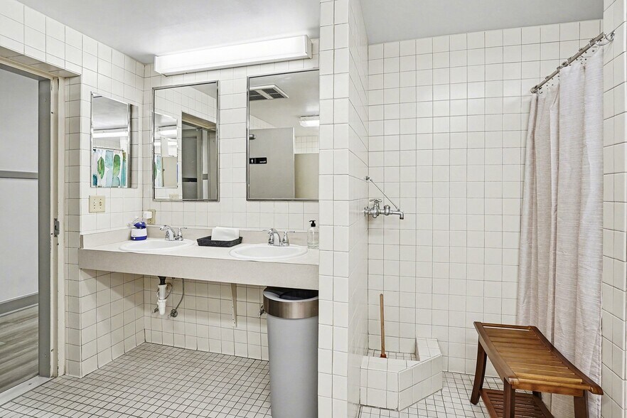 More Photos Of 302 N Tuscola Road, Bay, Bay City Hotel For Sale
