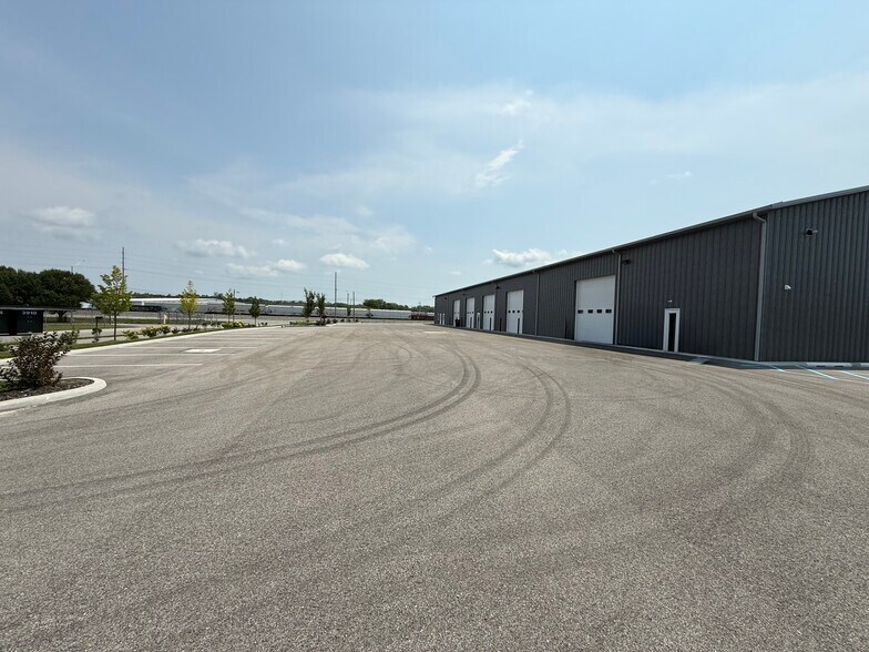 More Photos Of 3914 Indianapolis Rd, Columbus Warehouse For Lease