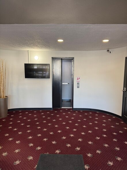 More Photos Of 1300 Cummins Rd, Des Moines General Retail For Lease