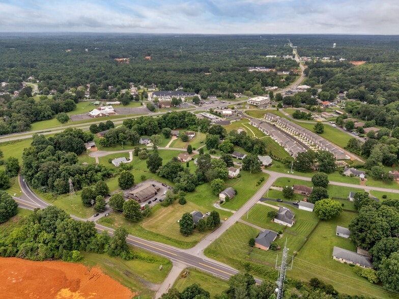 More Photos Of 207 Highway 96 N, Fairview Showroom For Sale