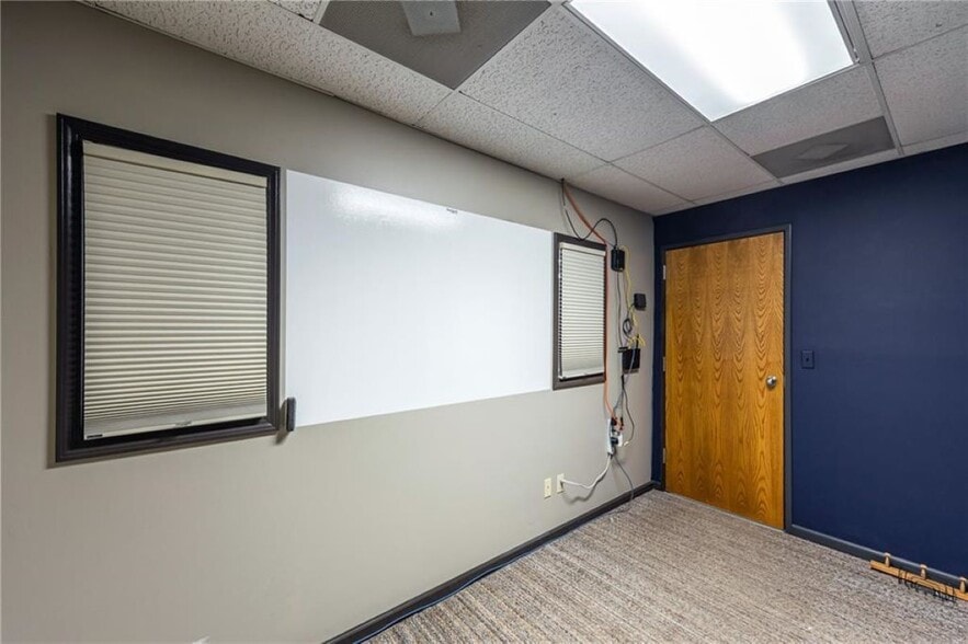 More Photos Of 2327 N Belt Hwy, Saint Joseph General Retail For Lease