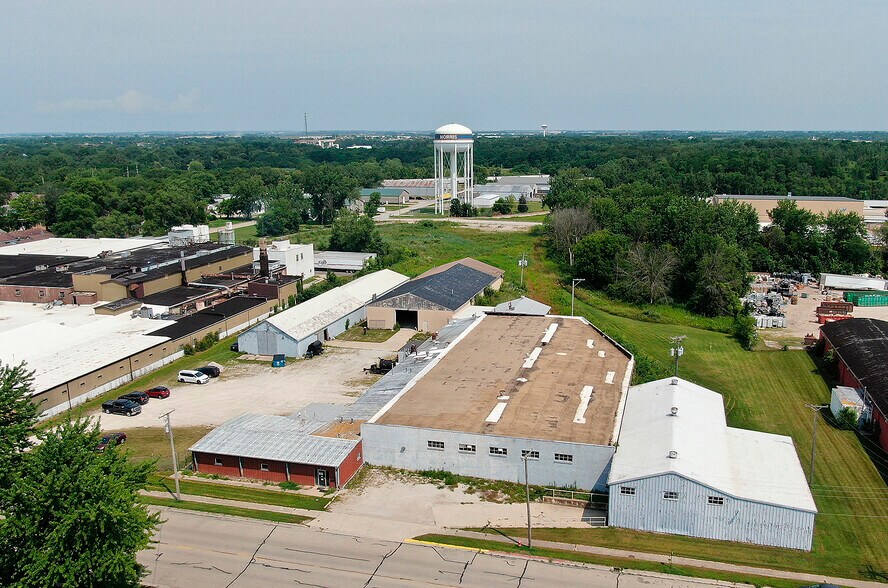 More Photos Of 922 Armstrong St, Morris Distribution For Lease