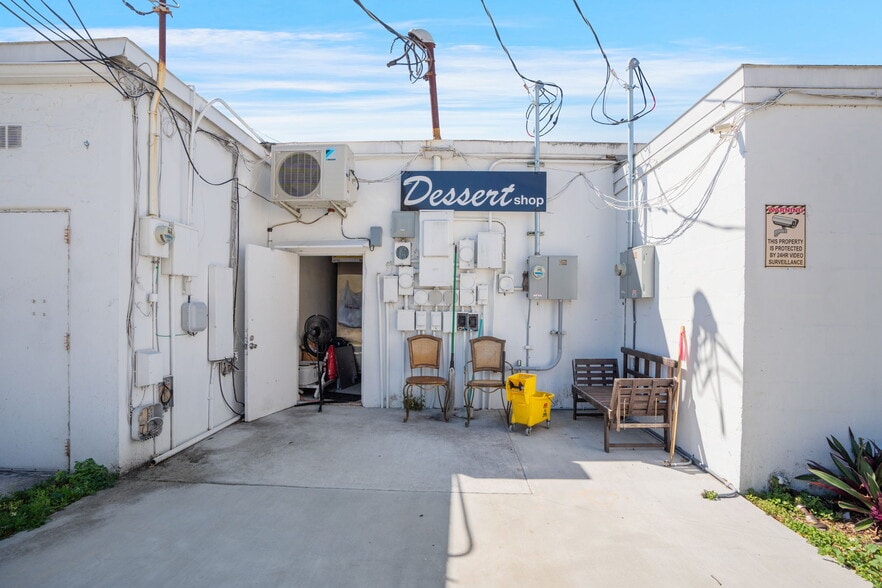 More Photos Of 2249 Ringling Blvd, Sarasota General Retail For Lease