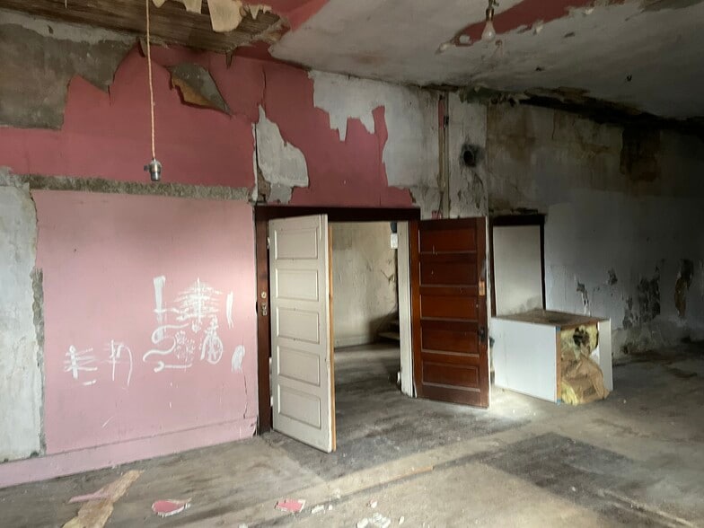 More Photos Of 60-64 Saline St, Petersburg Storefront Retail Residential For Sale