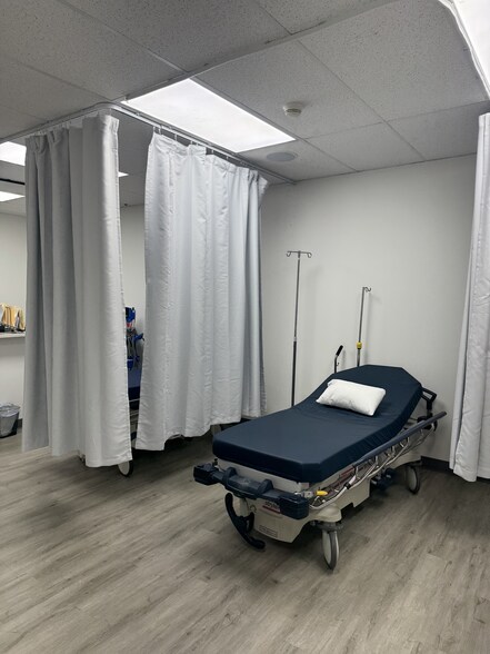 More Photos Of 6584 Poplar Ave, Memphis Medical For Lease