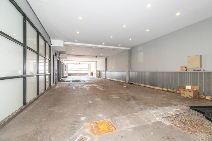 More Photos Of 56-15 Northern Blvd, Woodside Showroom For Sale