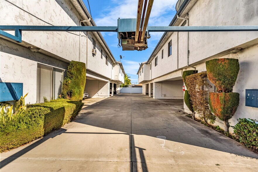 More Photos Of 13304-13308 Roselle Ave, Hawthorne Apartments For Sale