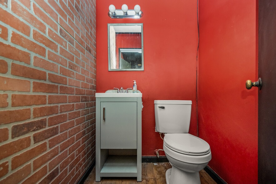 More Photos Of 111 E Wilhelmina St, Anaheim Auto Repair For Lease