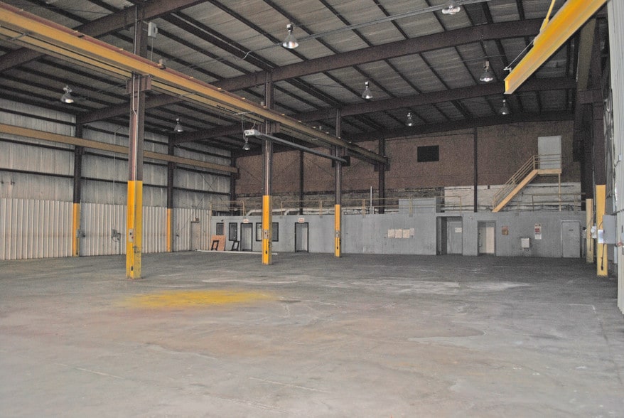 More Photos Of 223-227 S Main St, Wagoner Warehouse For Sale