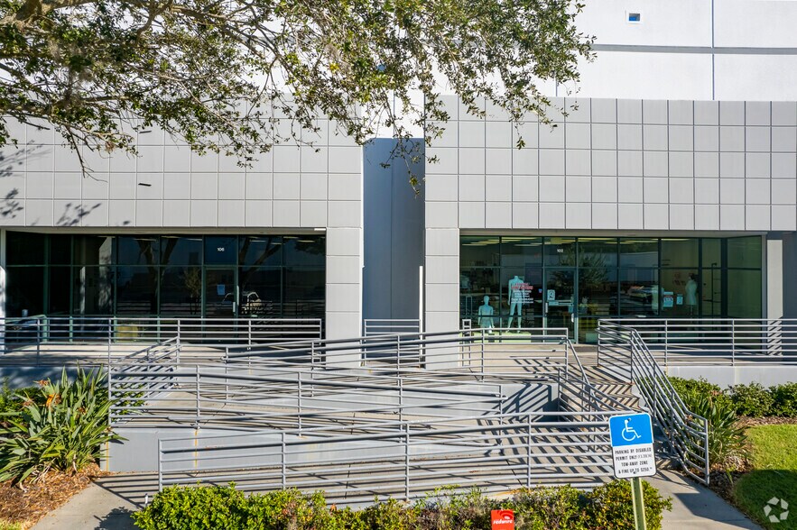 More Photos Of 9110 King Palm Dr, Tampa Warehouse For Lease