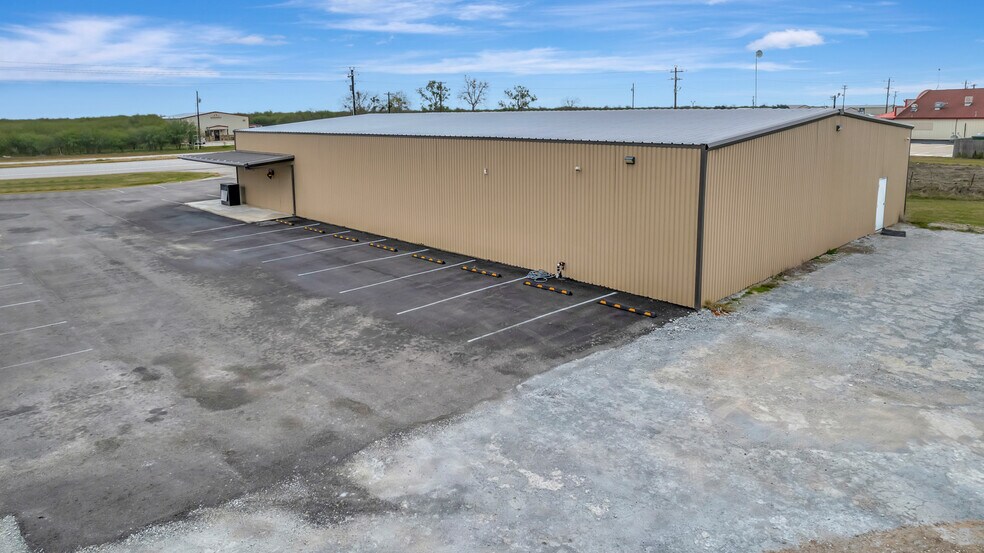 More Photos Of 13955 US Highway 77 N, Victoria General Retail For Sale