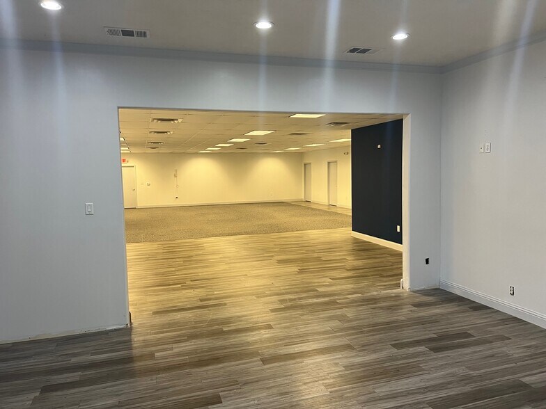More Photos Of 15402 Dexler Dr, Austin Showroom For Lease