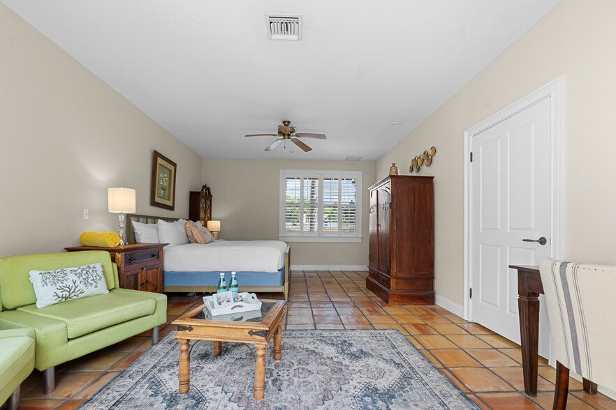 More Photos Of 1608 Lake Ave, West Palm Beach Hotel For Sale