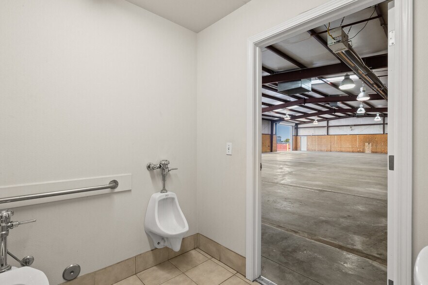 More Photos Of 138 Coremark Ct, Bakersfield Service For Lease