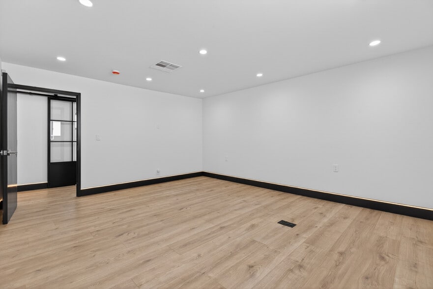 More Photos Of 703 S Main St, Burbank Showroom For Sale
