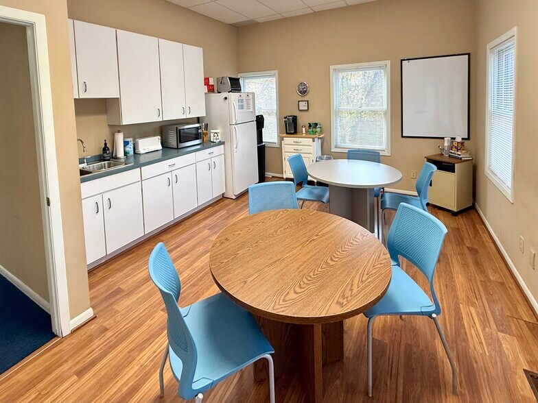 More Photos Of 7181 Chagrin Rd, Chagrin Falls Medical For Lease