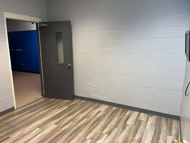 More Photos Of 6612 Arlington Expy, Jacksonville Schools For Lease