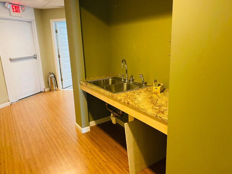 More Photos Of 535 S Broadway, Hicksville Office For Lease