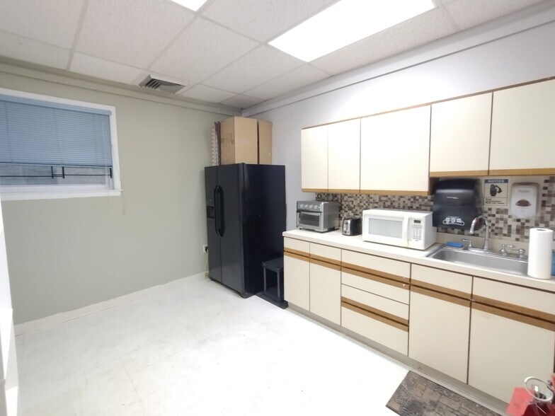 More Photos Of 1667 Crofton Ctr, Crofton Medical For Lease