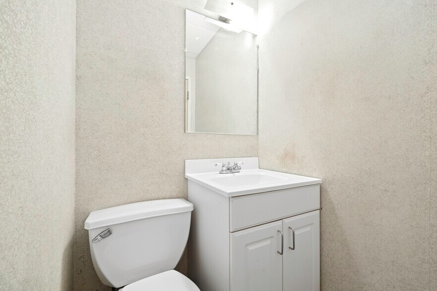 More Photos Of 3715 Main St, Bridgeport Medical For Lease