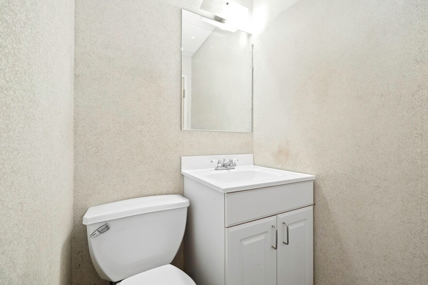 More Photos Of 3715 Main St, Bridgeport Medical For Lease