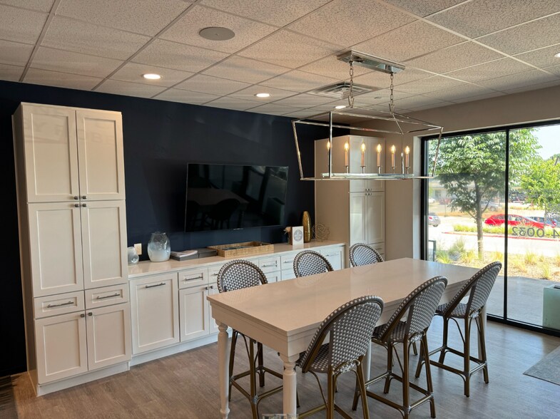 More Photos Of 9850 Walnut Hill Ln, Dallas Freestanding For Lease