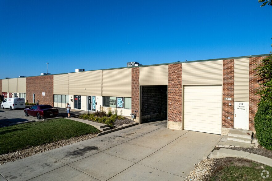 More Photos Of 736-776 Industrial Dr, Elmhurst Warehouse For Lease