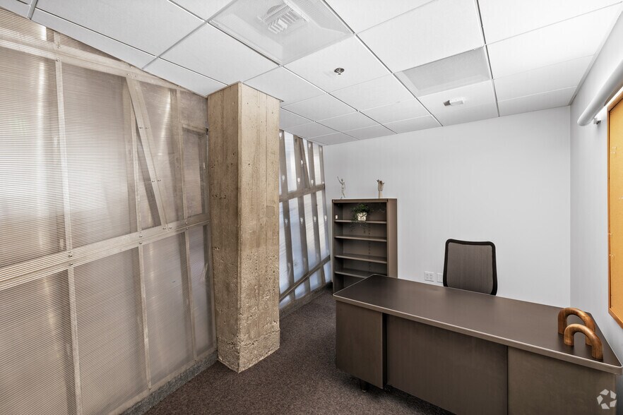 More Photos Of 300 N 3rd St, Burbank Office For Sale