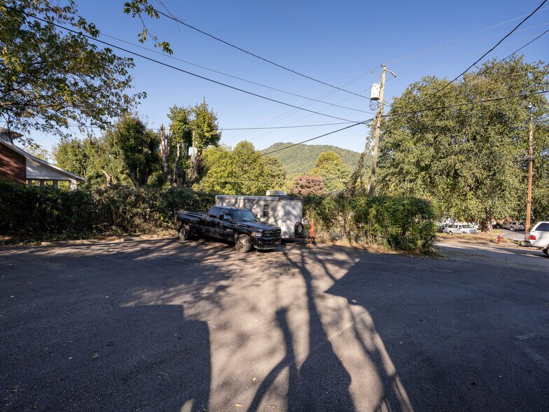 More Photos Of 99 Walnut St, Waynesville Office Residential For Sale
