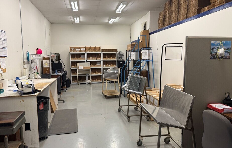 More Photos Of 12-14 Seapark Dr, St Catharines Warehouse For Sale