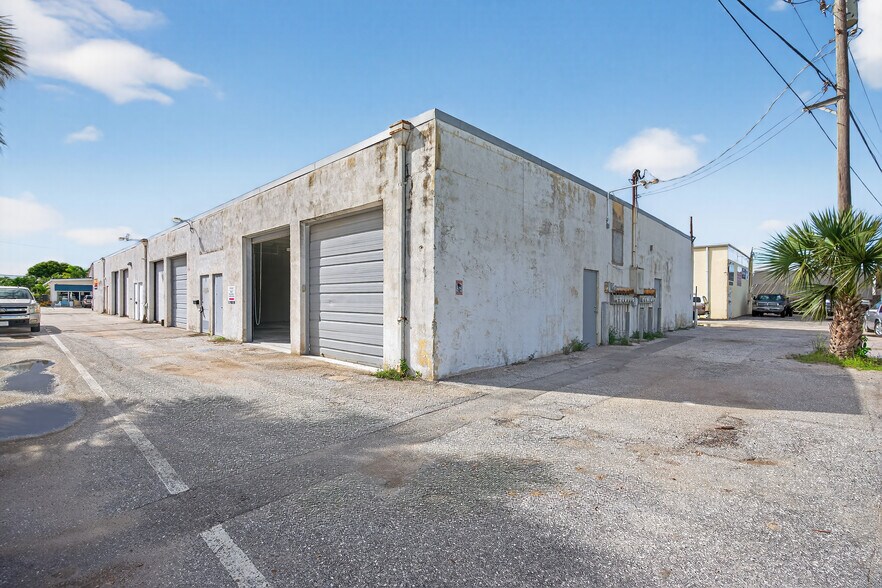 More Photos Of 1460 Cypress Dr, Jupiter Warehouse For Lease