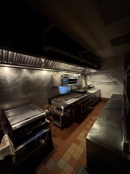 More Photos Of 215 W North Ave, Chicago Restaurant For Lease